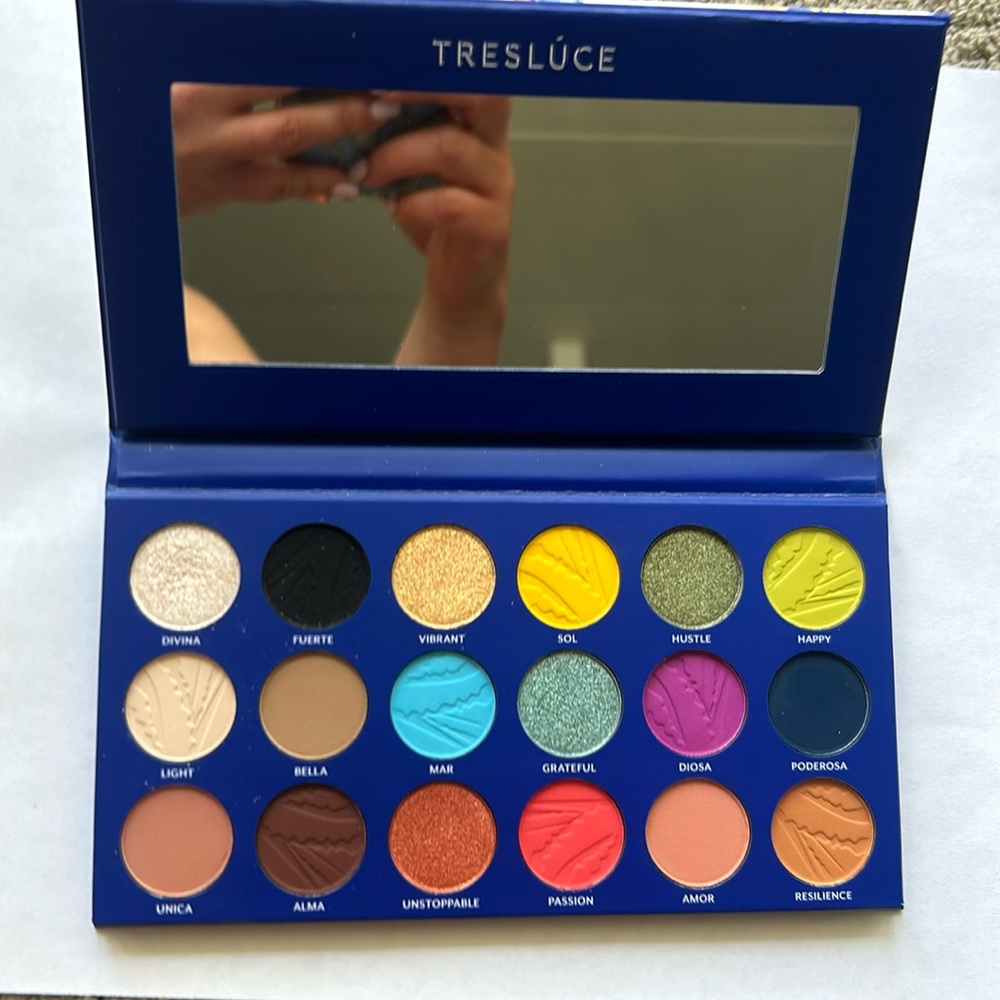Tresluce Beauty The I AM Eyeshadow Pallete